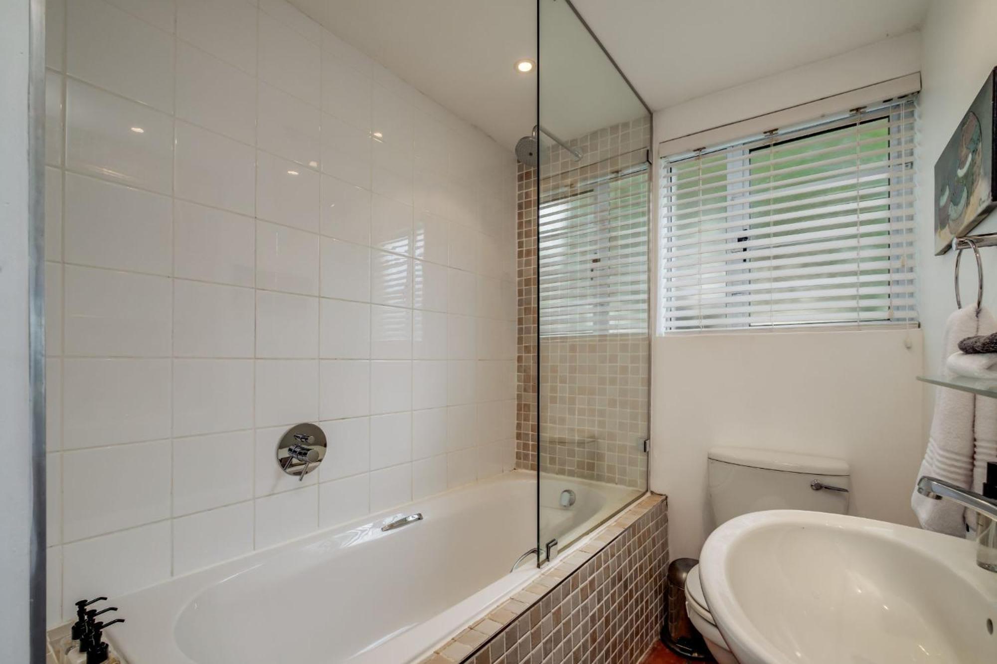 Camps Bay Terrace Palm Suite เคปทาวน์ ภายนอก รูปภาพ